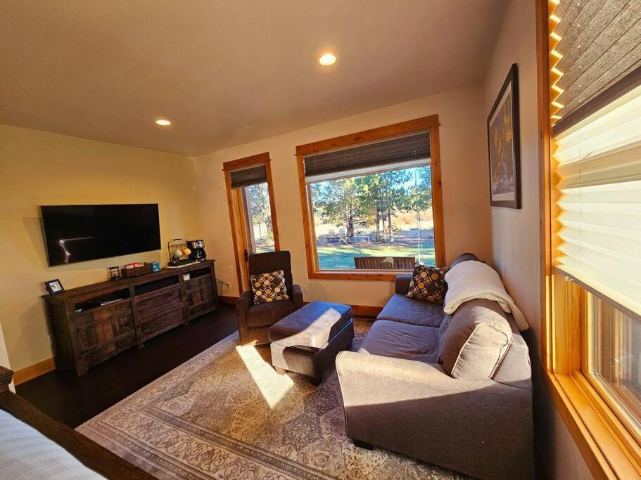 בנד Beautiful Riverfront Near Mt Bachelor With Hot Tub מראה חיצוני תמונה