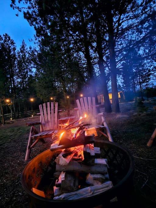 בנד Beautiful Riverfront Near Mt Bachelor With Hot Tub מראה חיצוני תמונה