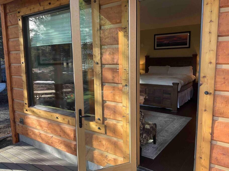 בנד Beautiful Riverfront Near Mt Bachelor With Hot Tub מראה חיצוני תמונה